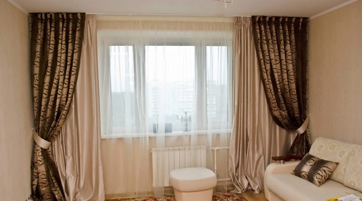  Wie arrangiert man ein Fenster im Wohnzimmer?