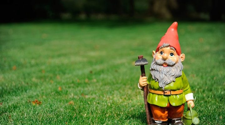  What garden sculptures can be made of concrete and other materials?