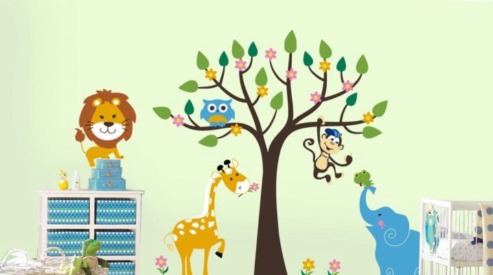  Sticker auf der Tapete: Dekorieren Sie das Interieur mit modischem Dekor