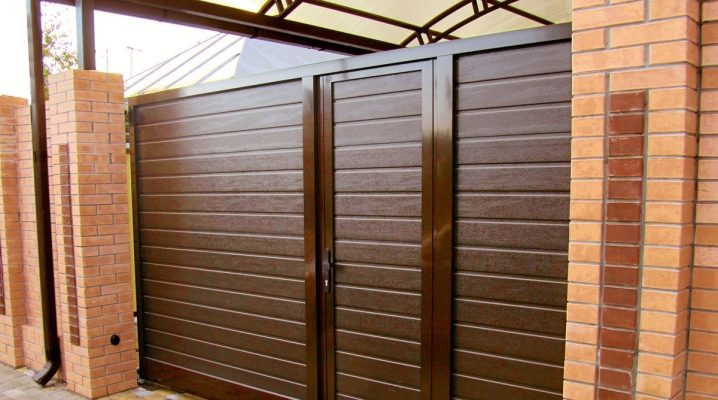  Sliding gate with a wicket: features and benefits