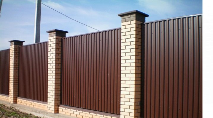  Construction of a fence from a professional flooring
