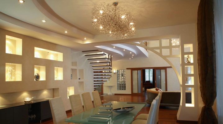 Structures en plaques de plâtre dans la conception d'un intérieur moderne