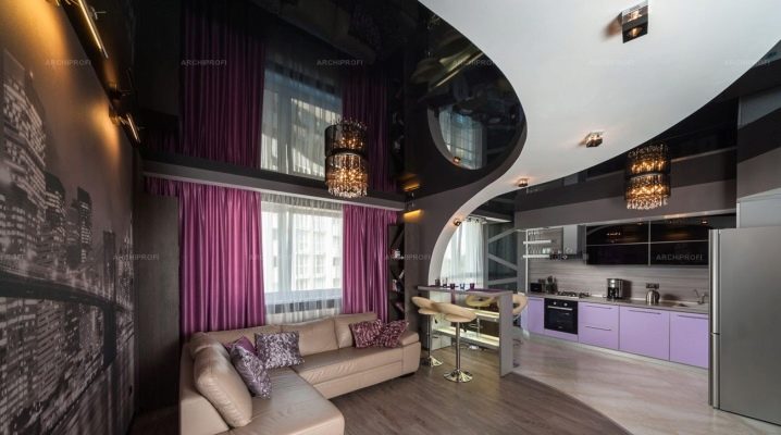  Plafond noir et blanc tendu: options de design dans différentes pièces