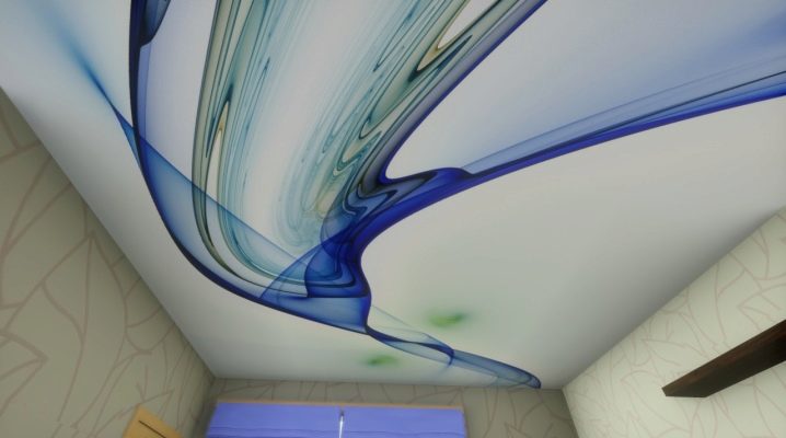  Plafonds tendus avec un motif: de beaux exemples à l'intérieur