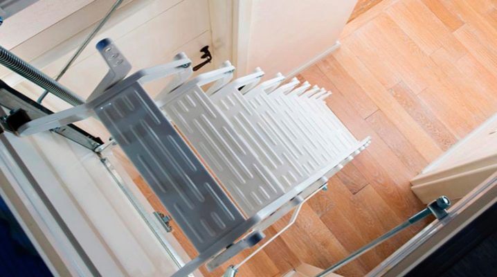  Escalier de grenier isolé avec une trappe