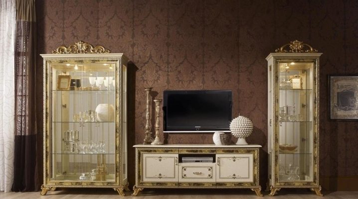  Vitrine pour les plats dans le salon: les règles de sélection et de placement