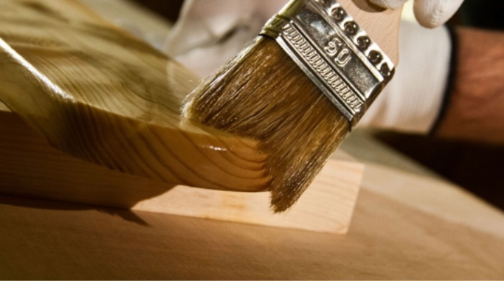  Vernis clair pour le bois: conseils pour bien choisir