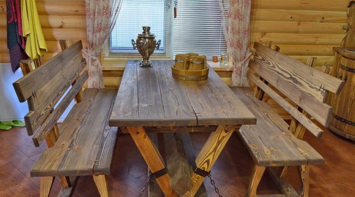 Holzmöbel für ein Bad: die Auswahl an fertigen Optionen und unabhängige Produktion