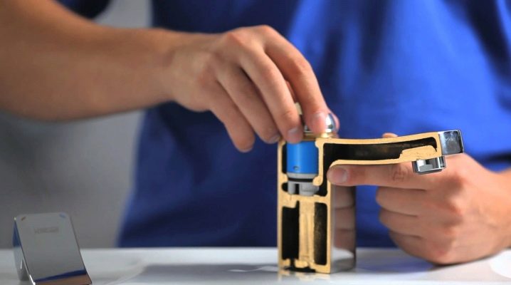  Remplacement de la cartouche dans le mélangeur