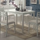 Chaises blanches pour la cuisine