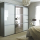  Armoire avec miroir dans la chambre