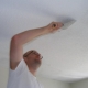  Comment laver le lait de chaux du plafond?